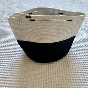 NWOT Mia Melange Foldable Cream and Black
Cotton Rope Basket Purse Storage